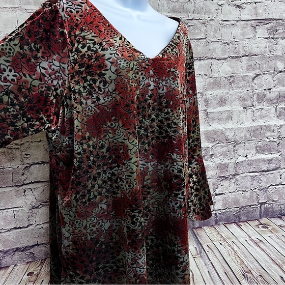 Avenue Green Rust Velvet Floral Belle Sleeve Top - Picture 3 of 11